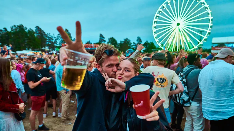 Selv utenfor festivalgjerdene legger de igjen opp mot 100 millioner i Larvik