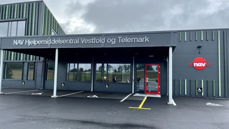 Avdelingsdirektør Malin Skåtun sier hennes 100 ansatte gleder seg stort til å flytte inn i de nye lokalene. Her sammen med Helge Nilsen i VN Utvikling.