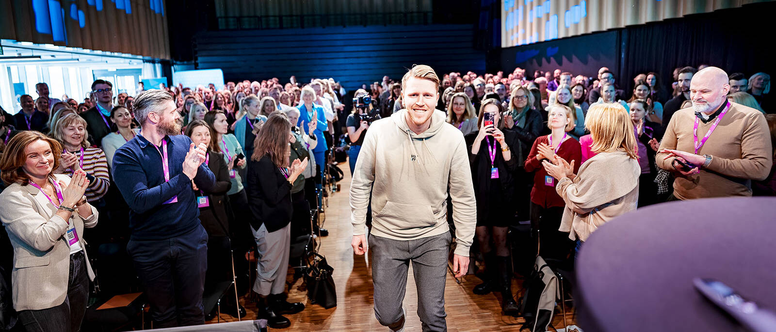 Flere hundre tusen følger Fredrik (32) for de nådeløse analysene fra arbeidslivet. Nå stiller han på «Hjem til Larvik». 