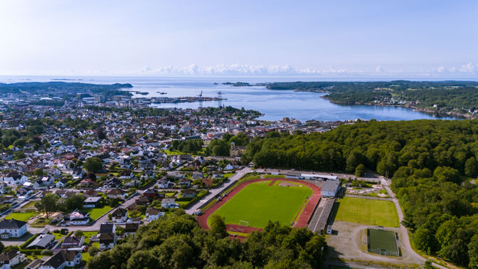 Lovisenlund Foran Bøkeskogen Og Larvik Sentrum