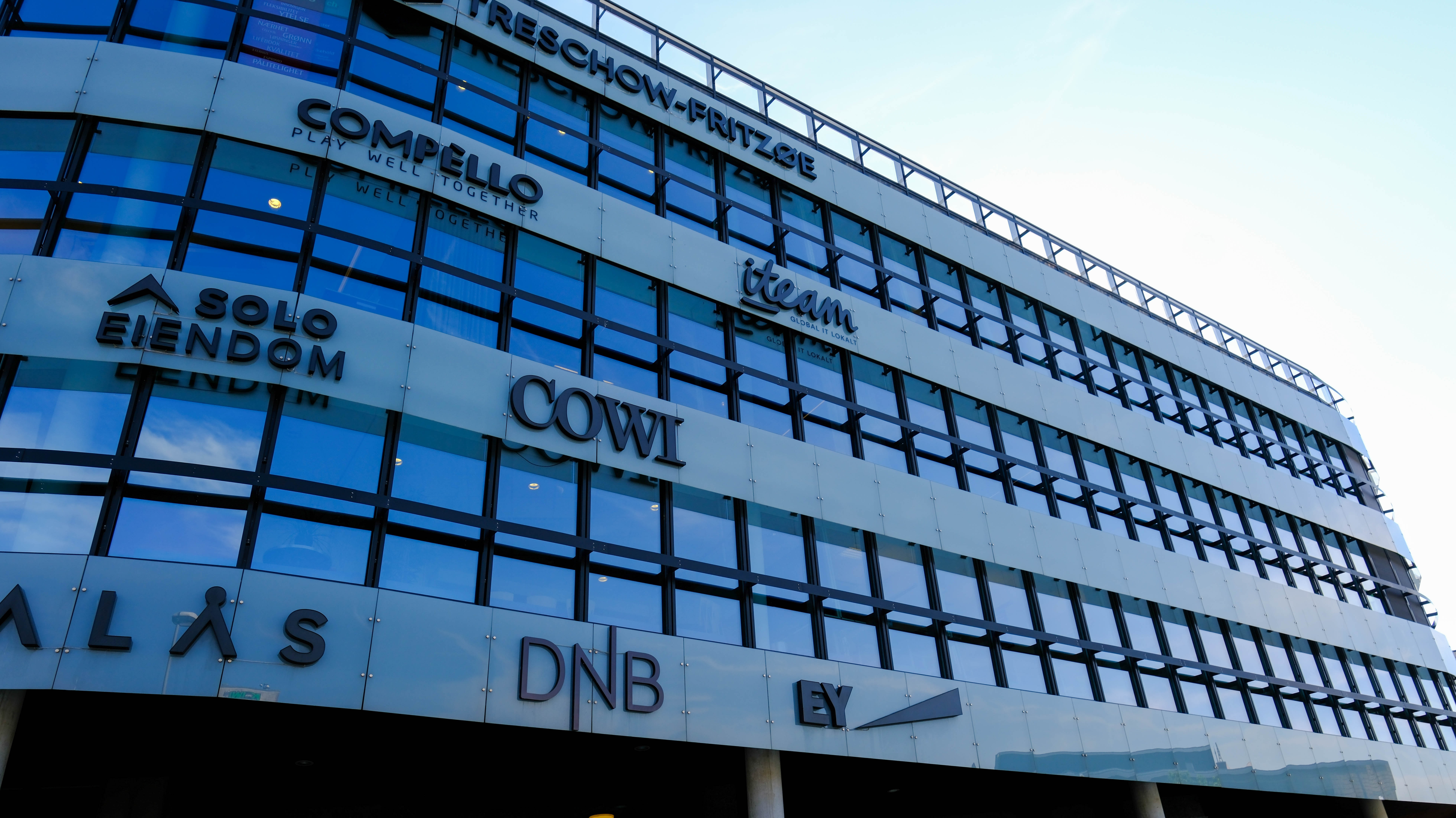 Kontorlokaler med unik plassering ved E18, jernbanestasjon og bysentrum. 